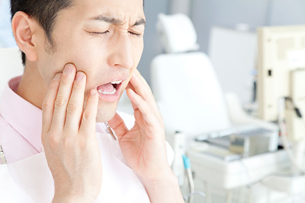 顎の痛みや顎が鳴る症状は顎関節症かもしれません